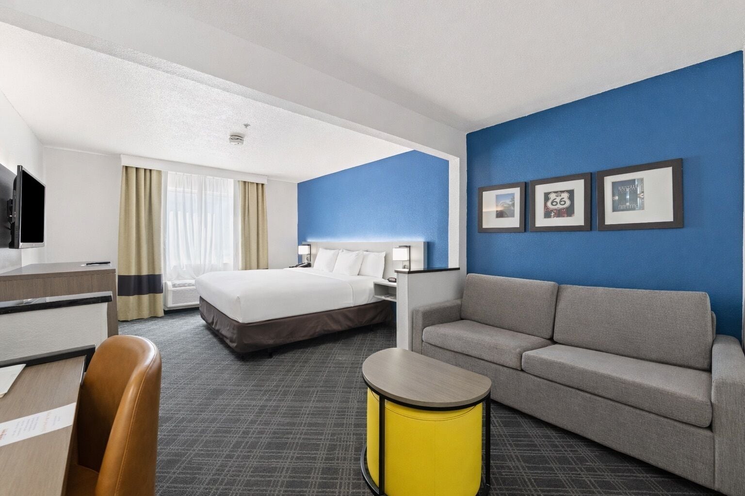 Ylelliset vuodevaatteet, pillowtop-patjalliset sängyt, työpöytä