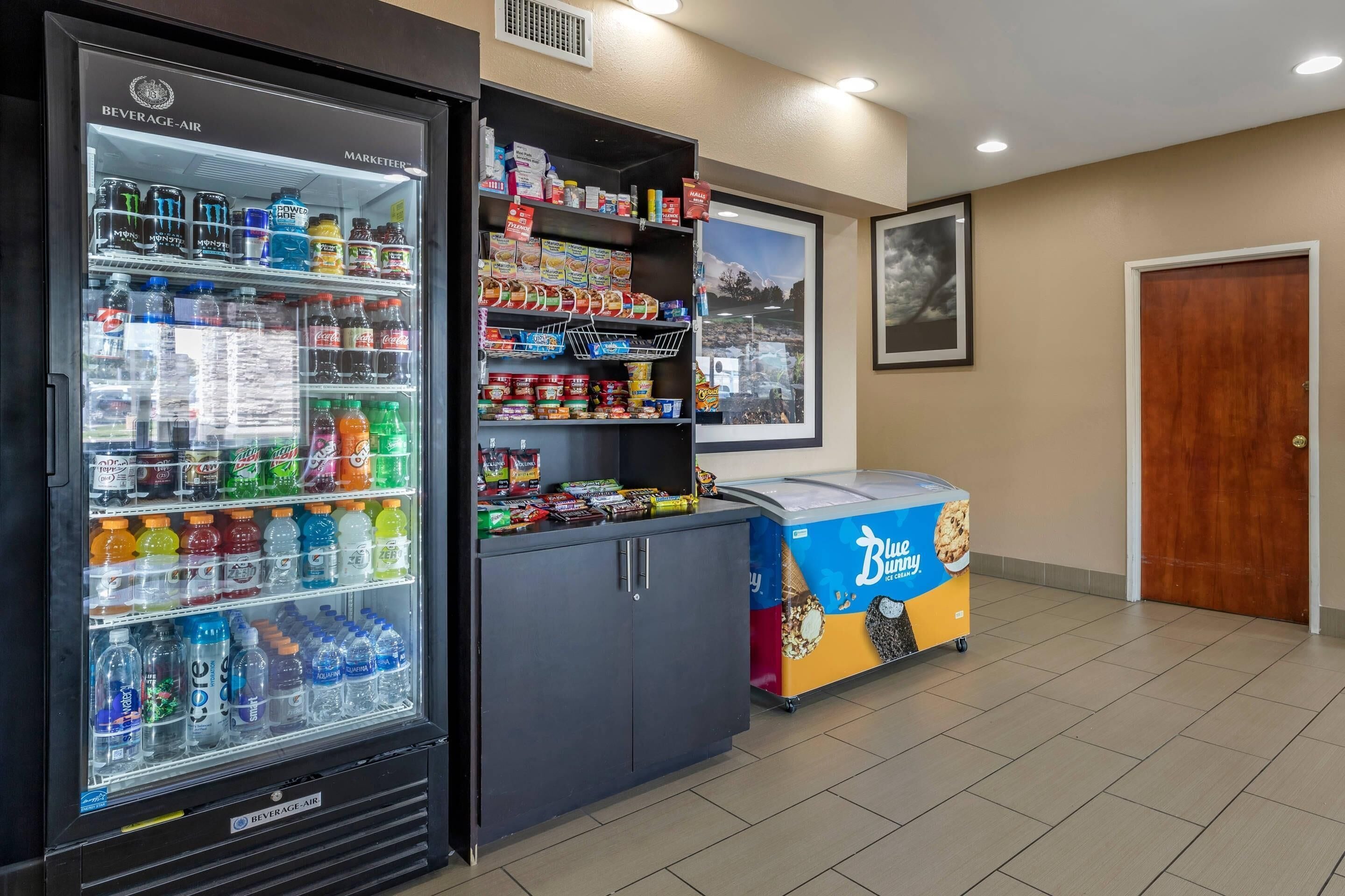 Een drankluchtkoeler, snackschappen en een Blue Bunny-ijskrat in de hotellobby.