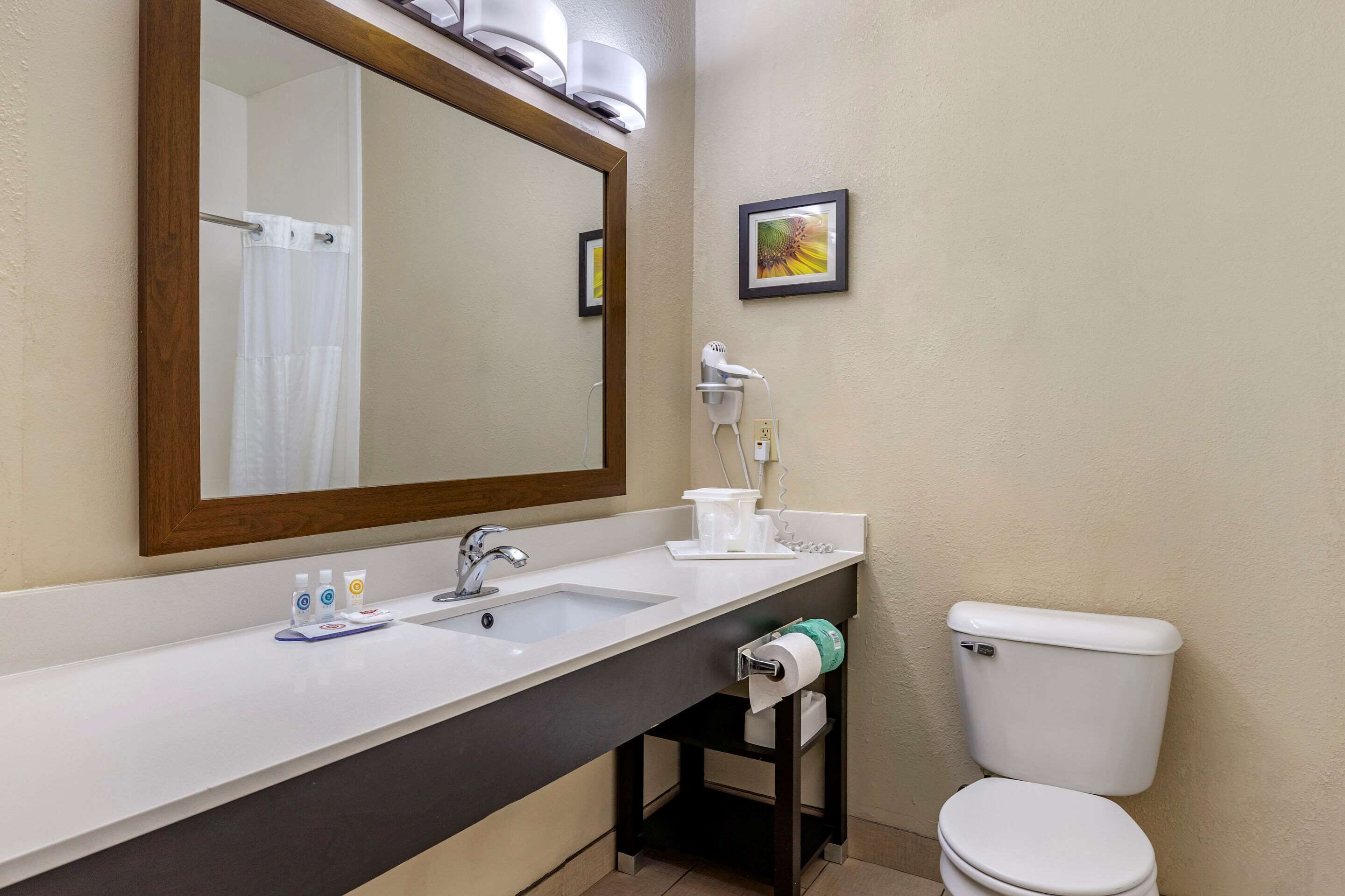 standard room, 2 queen beds, non smoking | bathroom | combined shower/bathtub, designer toiletries, hair dryer, towels