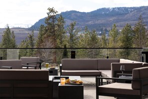 Terrace/patio - DoubleTree by Hilton West Kelowna (West Kelowna)