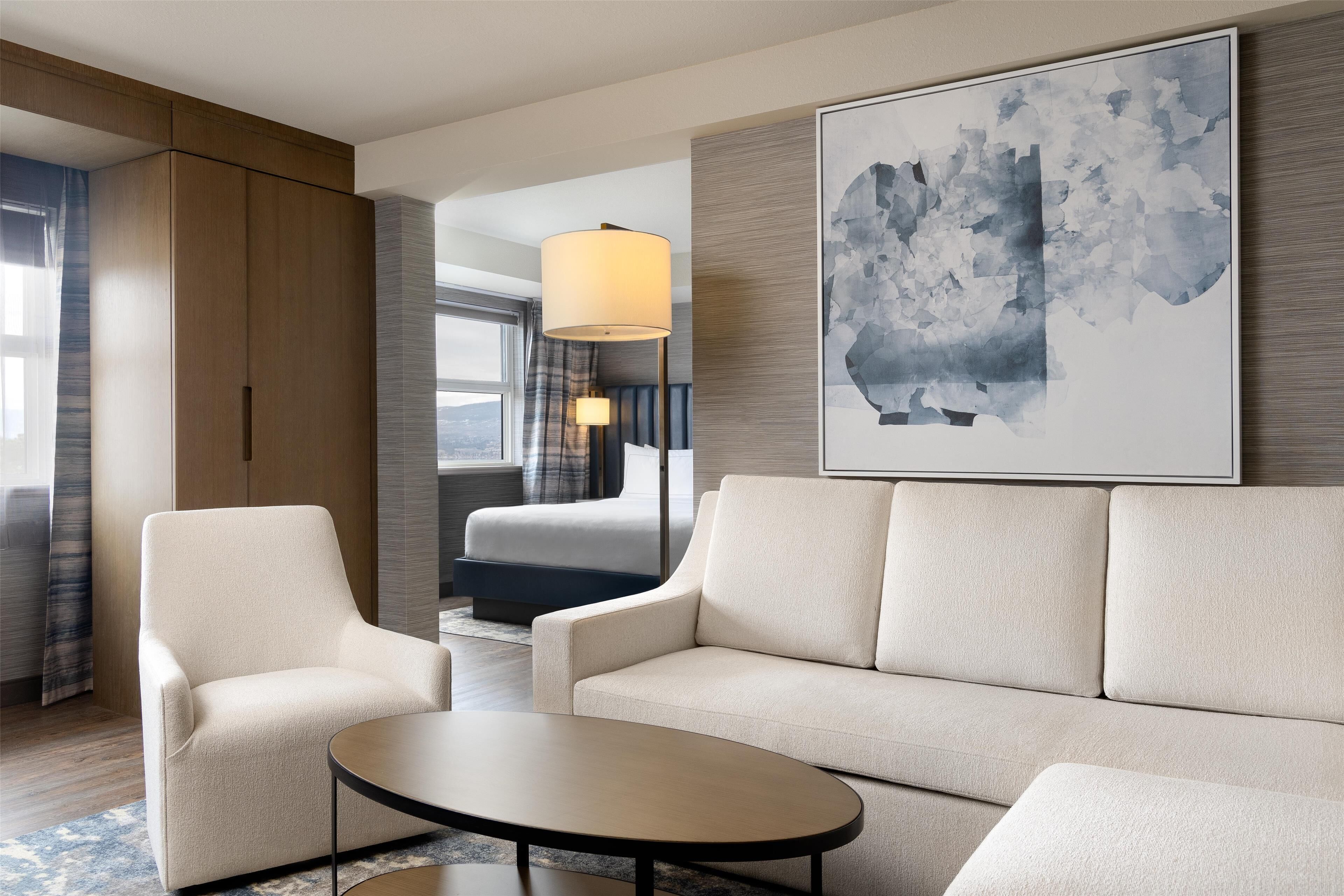 Studio suite, 1 kingsize bed met slaapbank | Woonruimte | Een 55-inch televisie met kabelzenders, betaalfilms en streamingdiensten