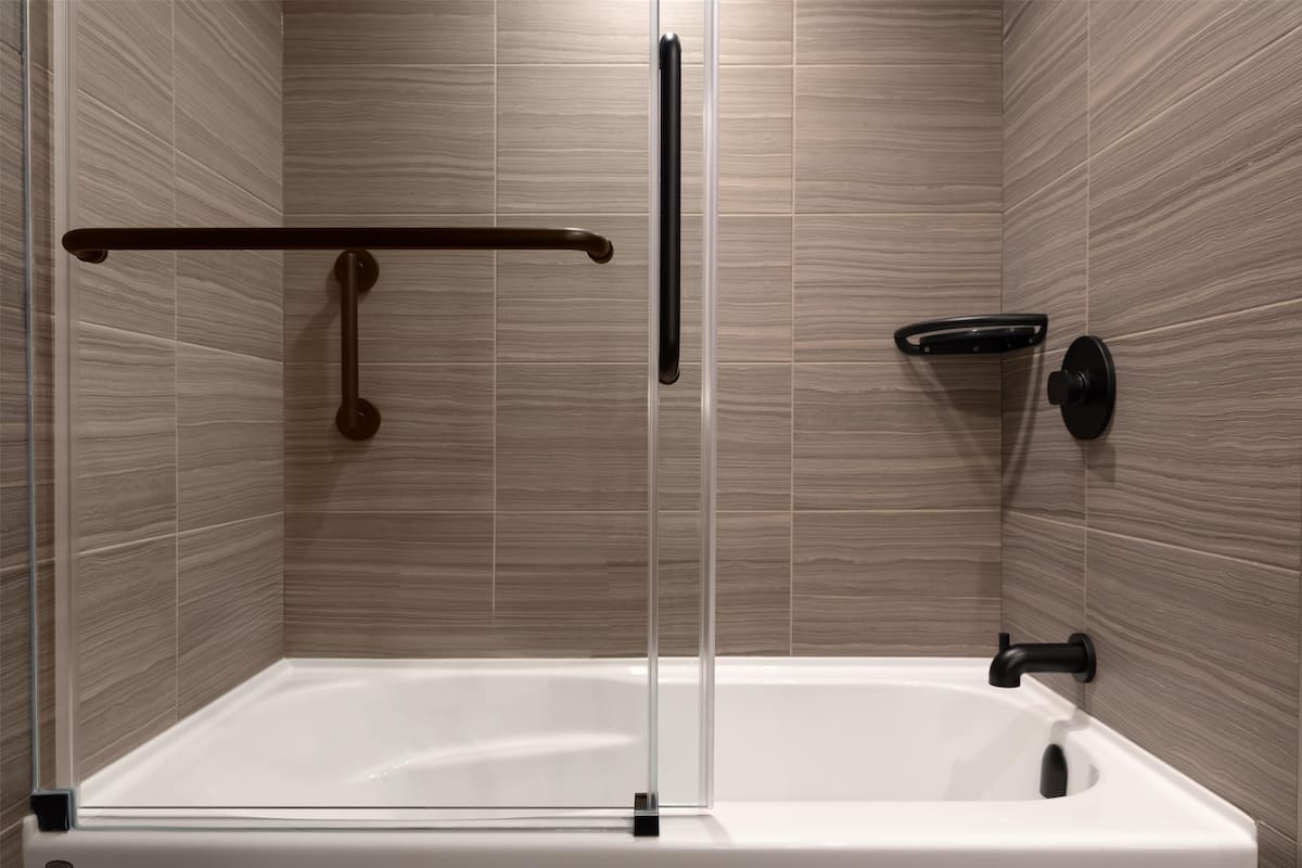 Habitación, 2 camas Queen size, tina | Baño | Amenidades de baño ecológicas, secadora de cabello, toallas, jabón