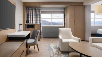 Studio Suite, 1 King Bed with Sofa bed | Hypo-allergenic bedding, down comforters, in-room safe, desk