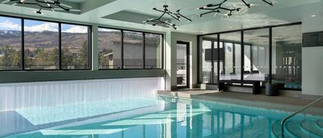 Piscine couverte, piscine extérieure, chaises longues