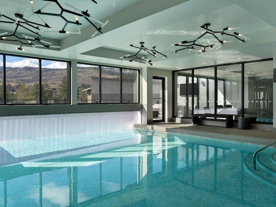 Piscine couverte, piscine extérieure, chaises longues