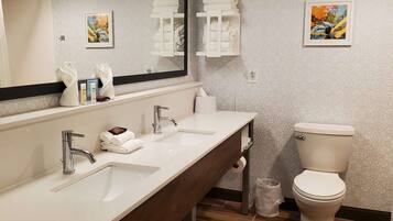 Deluxe, One King Bed, Non-Smoking | Bathroom | Free toiletries, hair dryer, towels, soap