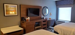 1 bedroom, hypo-allergenic bedding, in-room safe, individually decorated - Hampton Inn Hillsville (Hillsville)