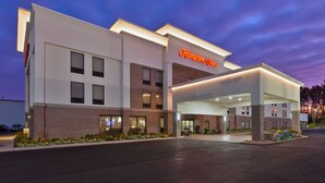 A Hampton Inn hotel with a modern design, featuring a clear entrance and a well-lit facade. - Hampton Inn Marysville (Marysville)