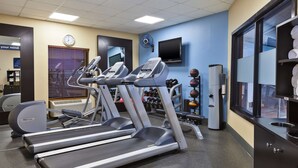 A gym with treadmills, dumbbells, and a wall clock. - Hampton Inn Marysville (Marysville)