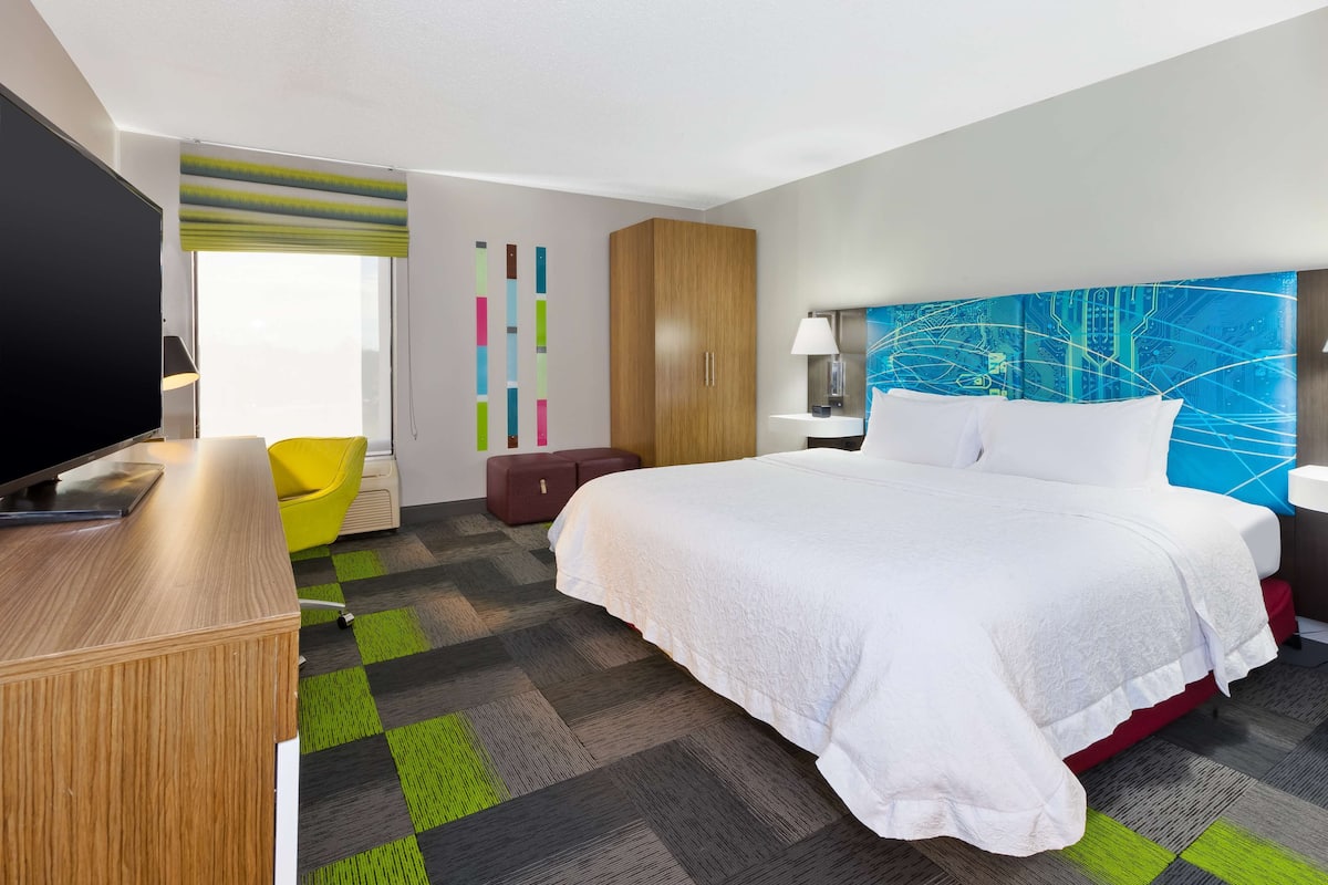 Room, 1 King Bed, Accessible (Mobility & Hearing, Shower) | Iron/ironing board, free cots/infant beds, bed sheets, alarm clocks