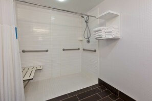 Chambre, 1 très grand lit, accessible aux personnes à mobilité réduite, non-fumeur | Salle de bain | Séchoir à cheveux, serviettes fournies