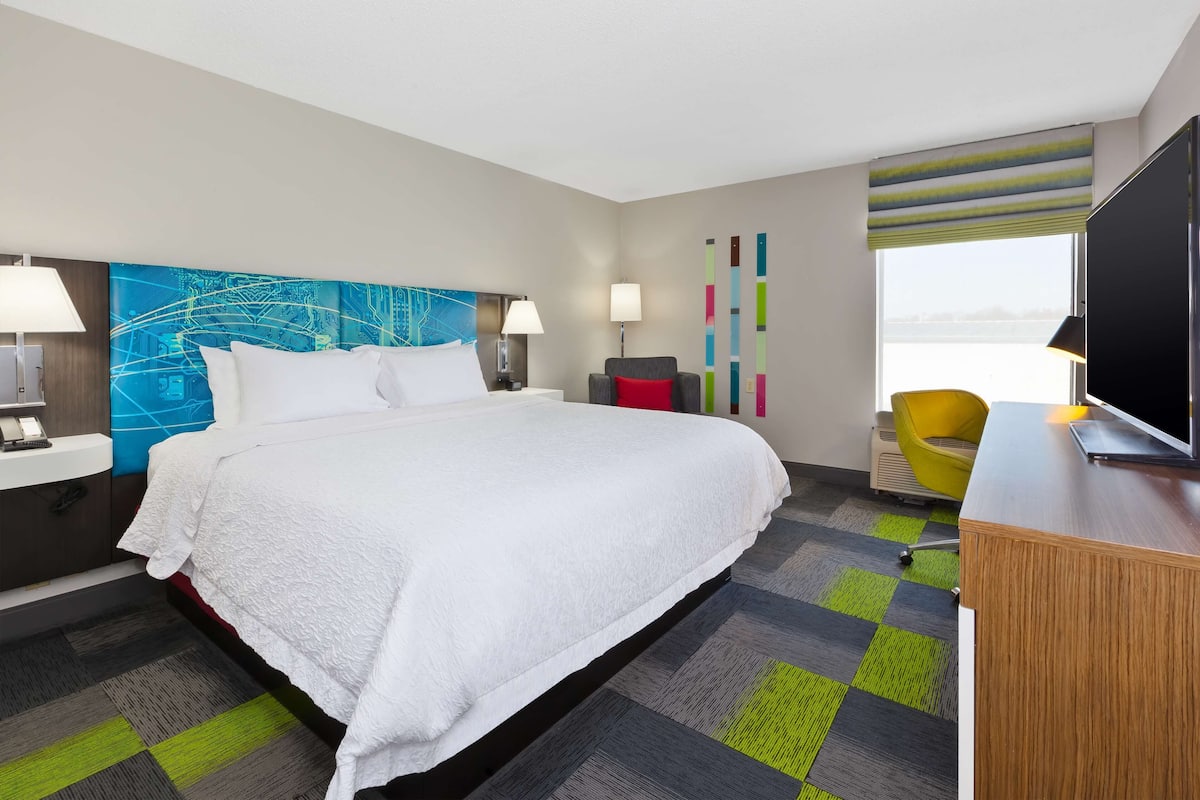 One king bed ns | Iron/ironing board, free cots/infant beds, bed sheets, alarm clocks