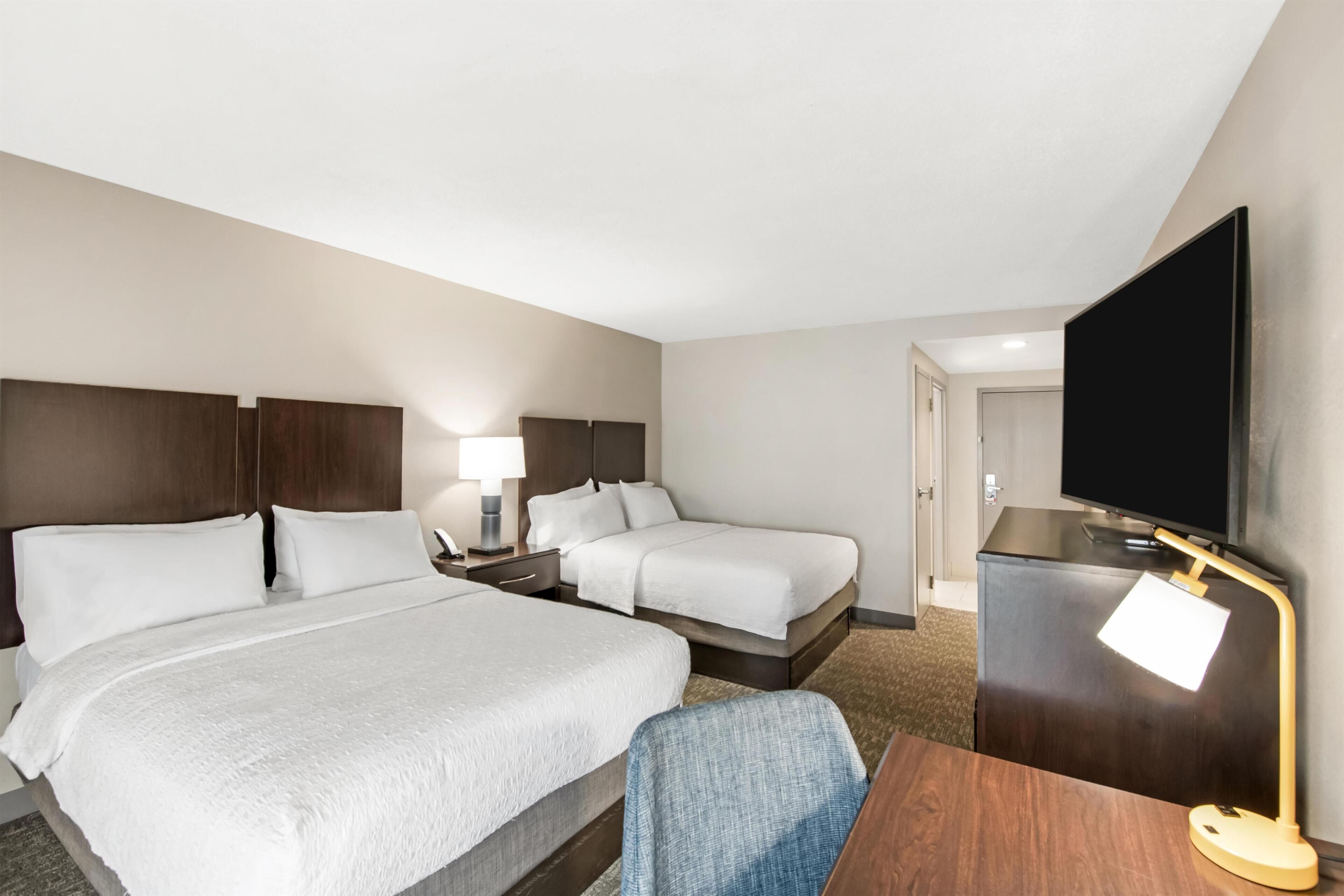 客房内保险箱、办公桌、遮光窗帘、熨斗/熨衣板