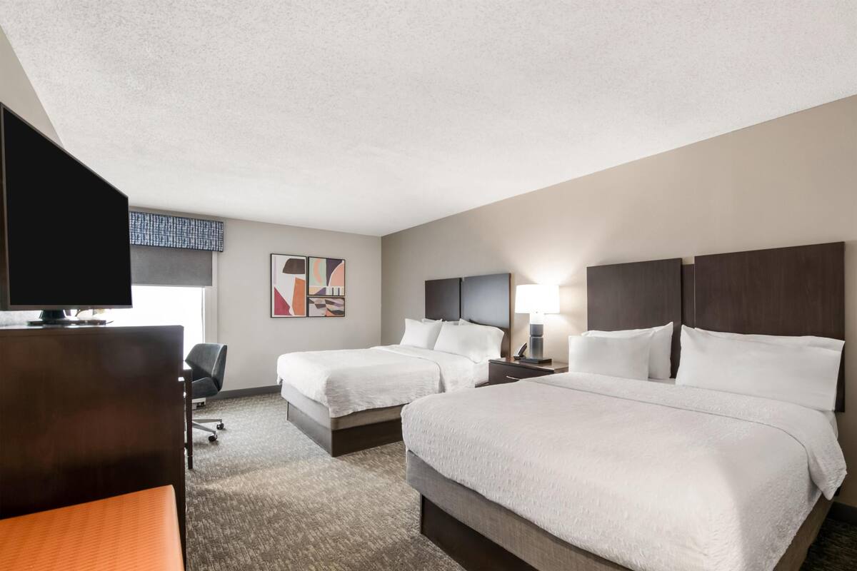 Värdeförvaringsskåp på rummet, skrivbord och mörkläggningsgardiner