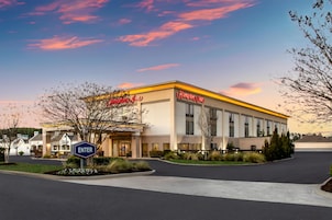 Un hotel Hampton Inn con cielo despejado y atardecer.