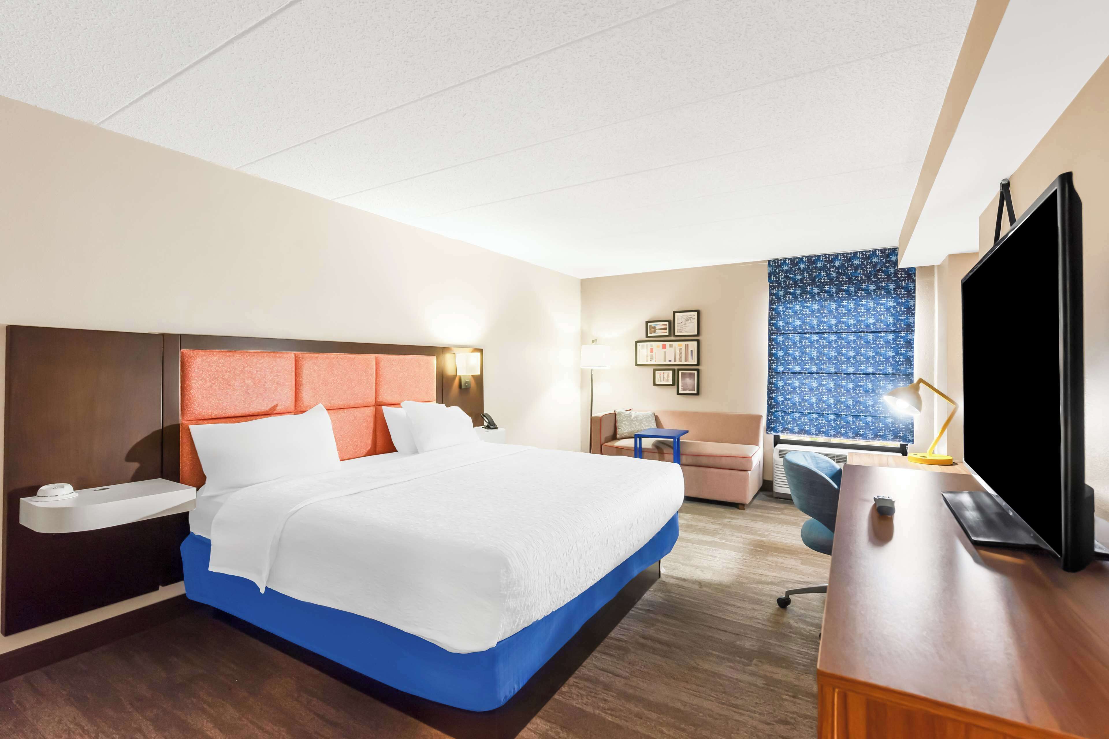 business room, 1 king bed, non smoking | living area | 32-inch lcd tv with cable channels, tv, pay films