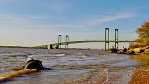 Un río con un puente al fondo.