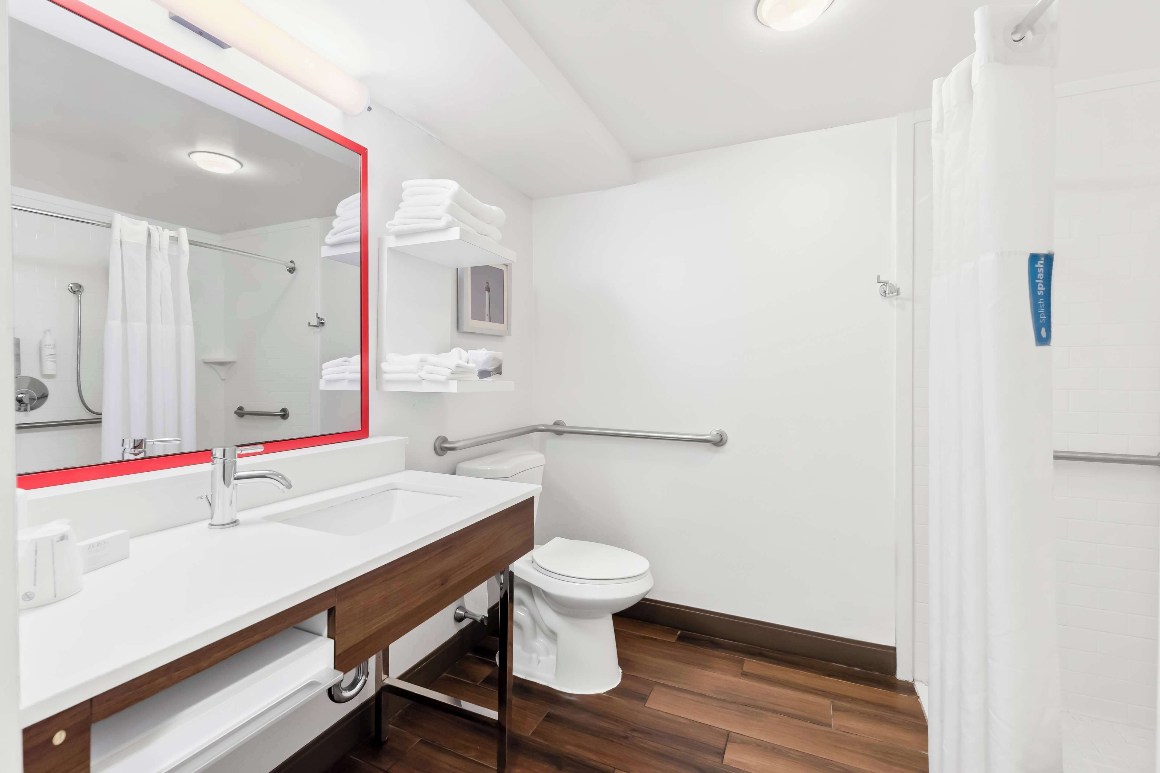 room, 1 king bed, accessible, non smoking | bathroom | shower, free toiletries, hair dryer, towels