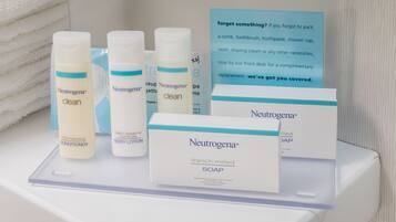 Presentación de productos Neutrogena, que incluye loción corporal, jabón y acondicionador.