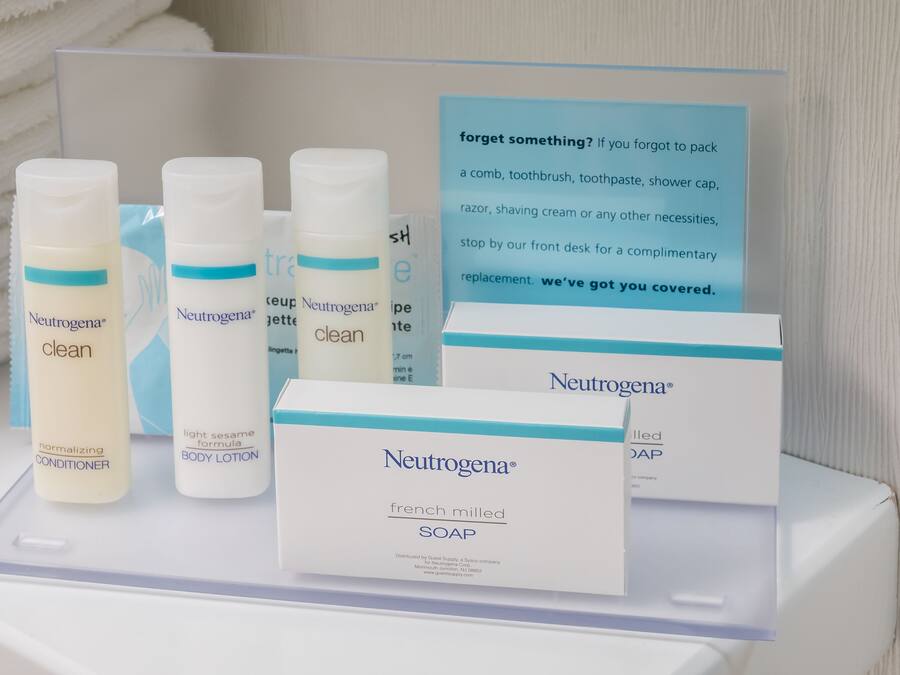 Presentación de productos Neutrogena, que incluye loción corporal, jabón y acondicionador.