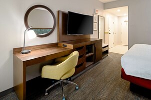 Habitación estándar, 1 cama de matrimonio grande (Mobility Accessible) | Ropa de cama de alta calidad, caja fuerte, escritorio