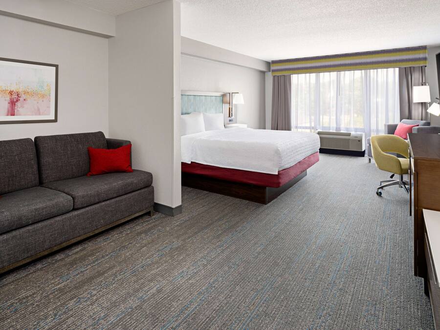 En 37-tommers LCD-TV med Parabol-TV samt TV og peis