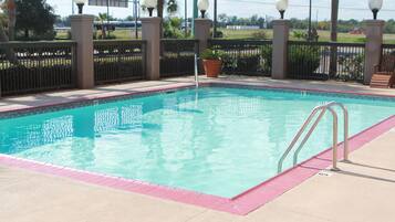 室外游泳池,開放時間為 10:00 至 22:00,提供日光浴躺椅