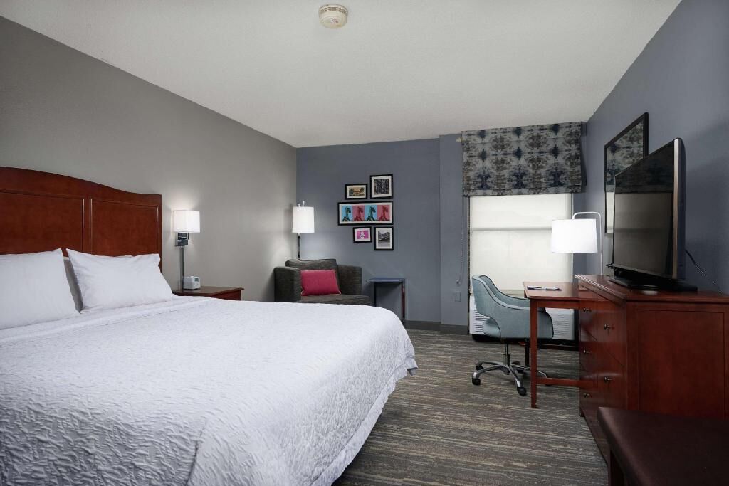 Premium bedding, in-room safe, blackout curtains, free cots/infant beds