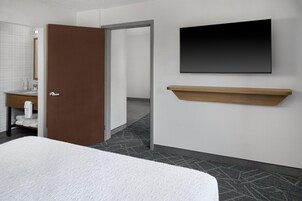 Escritorio, cortinas blackout y tabla de planchar con plancha 