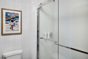 Suite, matrimon. grande, cocina, no fum. | Ducha del cuarto de baño