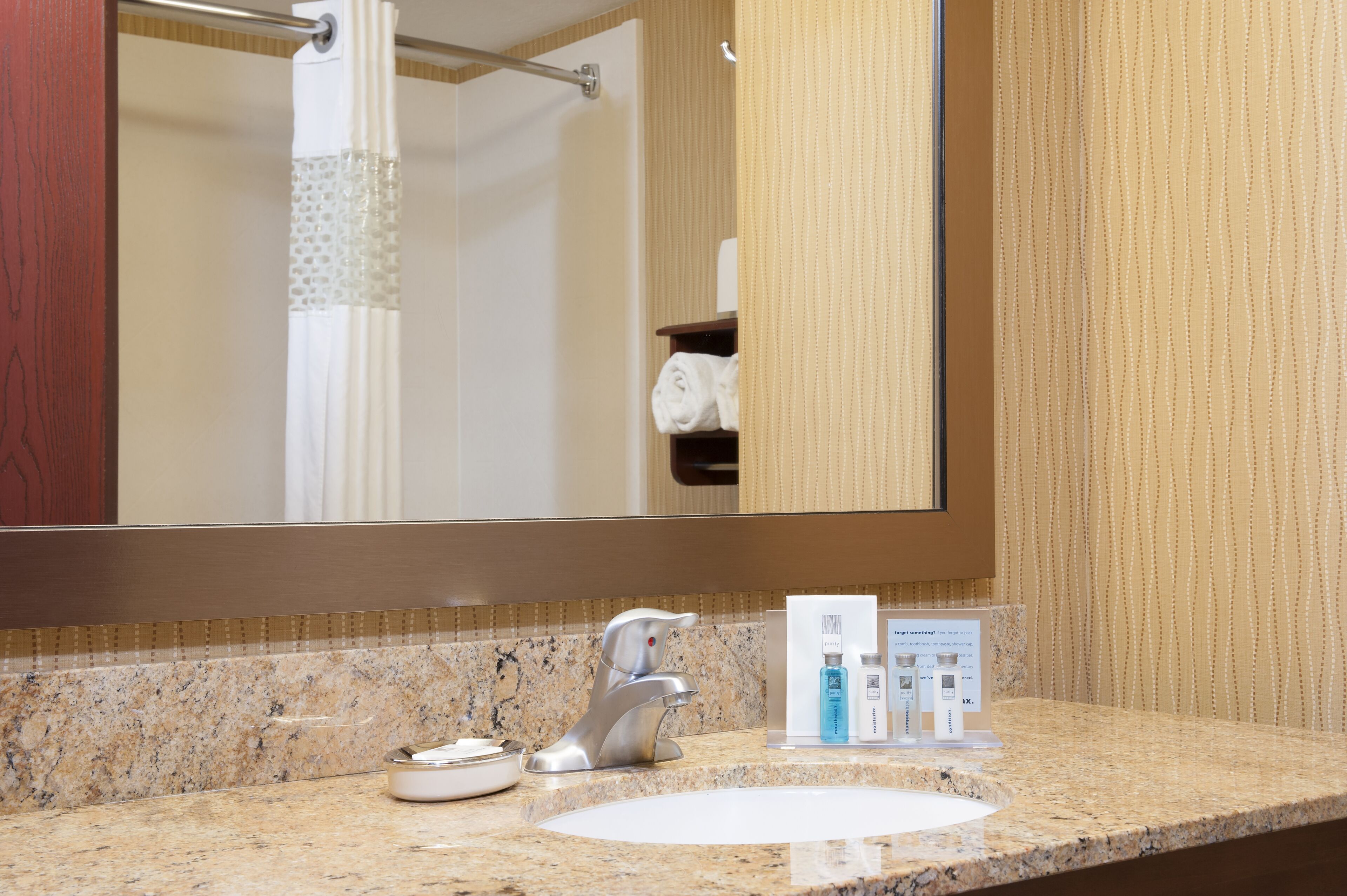 combined shower/bathtub, hydromassage showerhead, hair dryer, towels