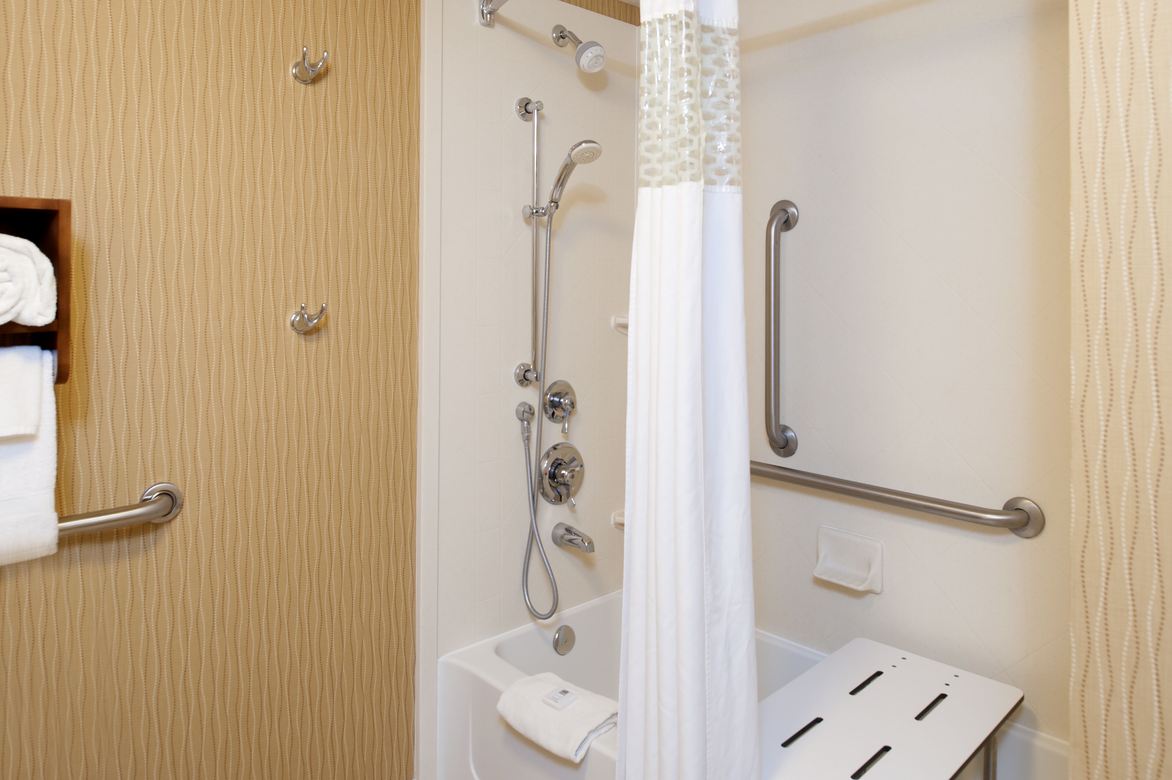 combined shower/bathtub, hydromassage showerhead, hair dryer, towels