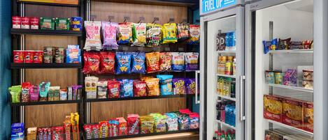 Un espace proposant des distributeurs automatiques de collations et de boissons, avec un choix varié de produits, ainsi qu’un point de ravitaillement.