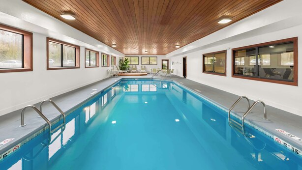 A swimming pool with wooden ceiling and large windows. - Hampton Inn Lancaster (Lancaster)