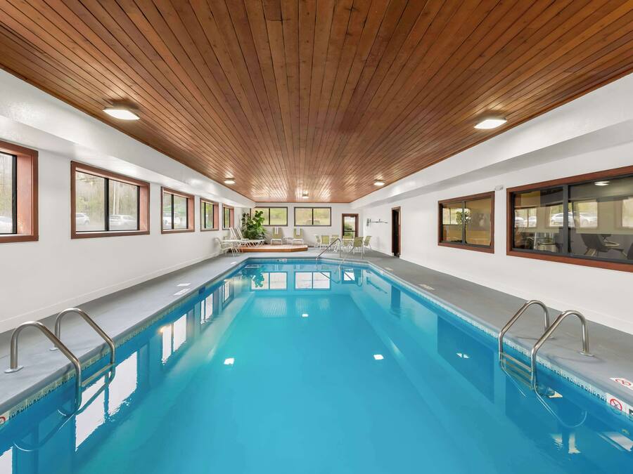 Una piscina cubierta