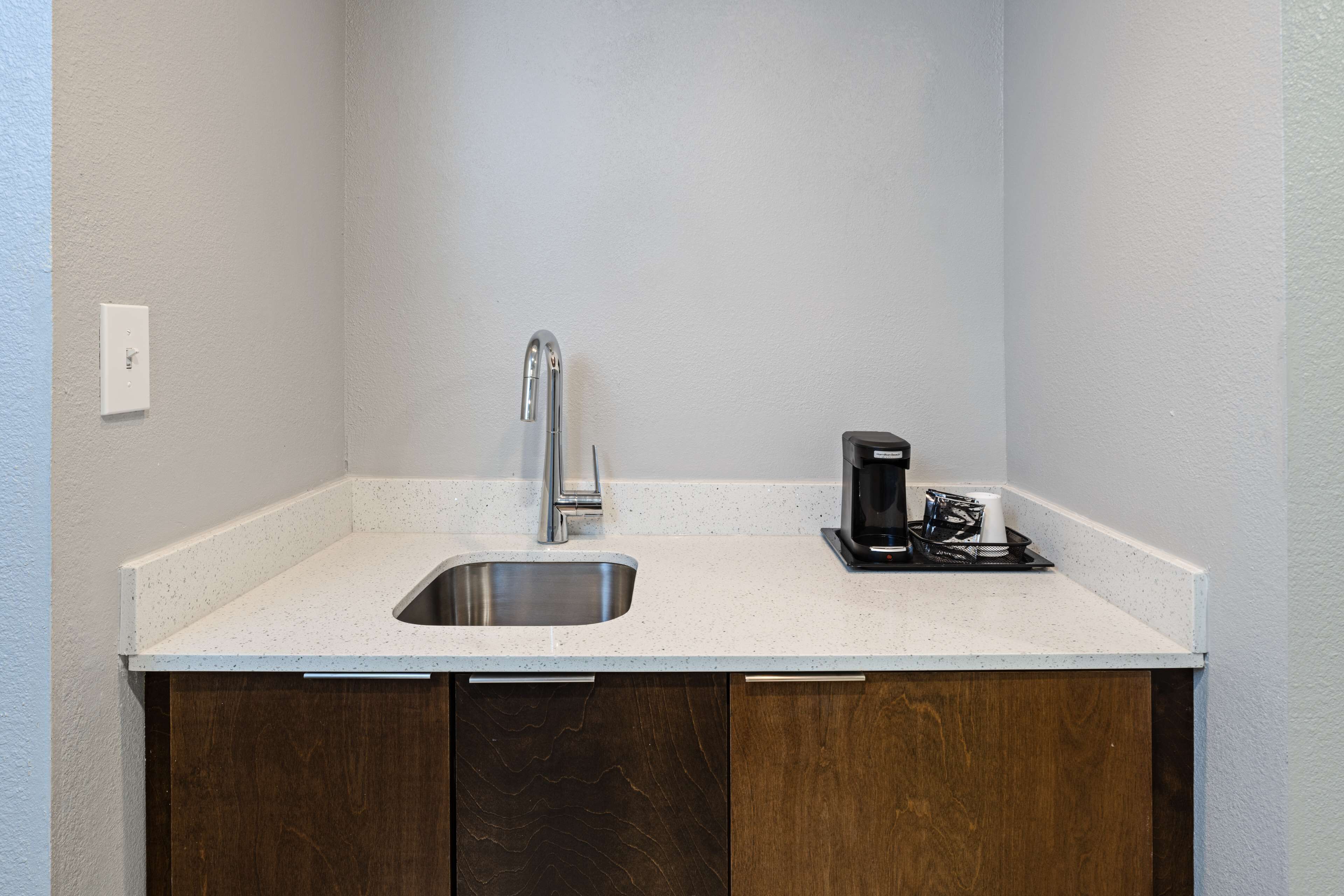 room, 1 king bed, non smoking | minibar