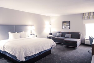 Deluxe Room, 1 King Bed, Non Smoking | Living area | 32-inch flat-screen TV with cable channels, TV