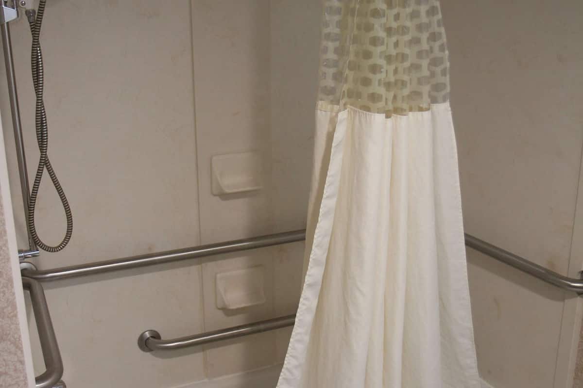 combined shower/bathtub, deep-soaking bathtub, free toiletries