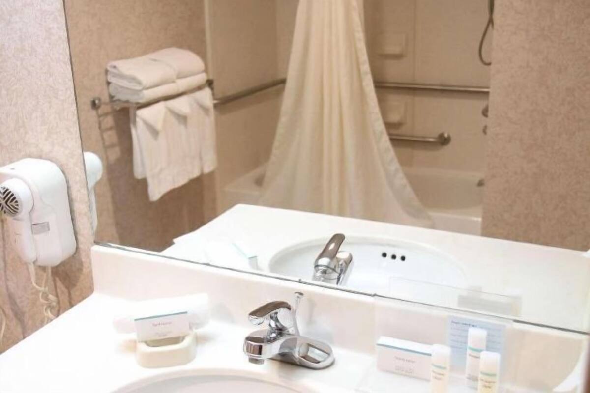 Badkamer | Een bad/douchecombinatie, een diep bad, gratis toiletartikelen