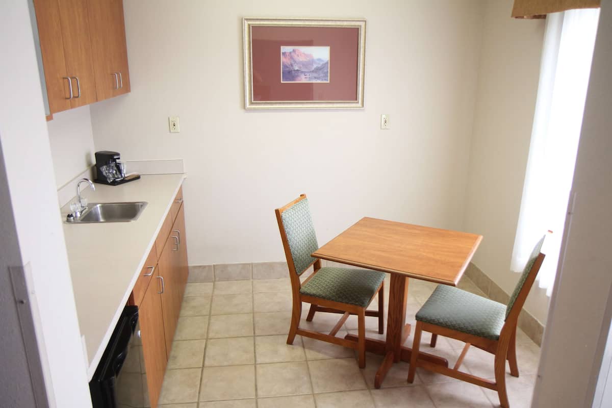 Chambre, 2 grands lits, non-fumeurs | Cuisine privée | Mini réfrigérateur, micro-ondes, cafetière/bouilloire