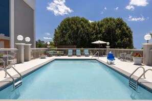 Outdoor pool - Hampton Inn Morristown (Morristown)