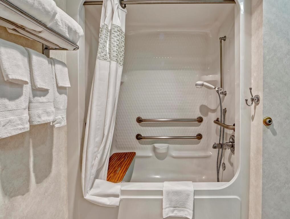 Ilmaiset hygieniatuotteet, hiustenkuivaaja, pyyhkeet, saippua