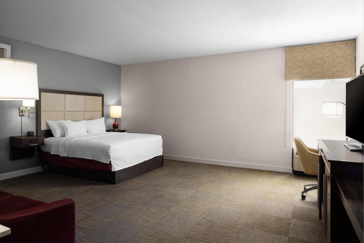 Studio Suite, 1 King Bed, Refrigerator & Microwave (Wet Bar) | Hypo-allergenic bedding available, desk, laptop workspace