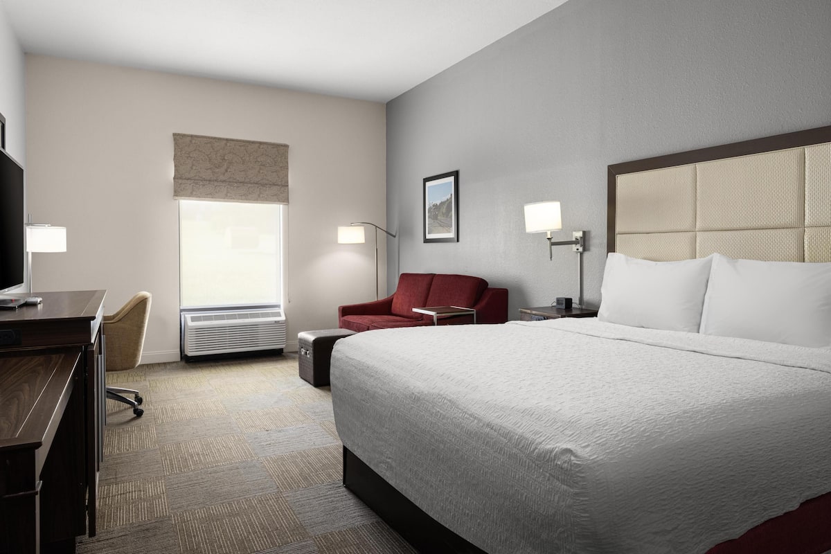 Hypo-allergenic bedding available, desk, laptop workspace