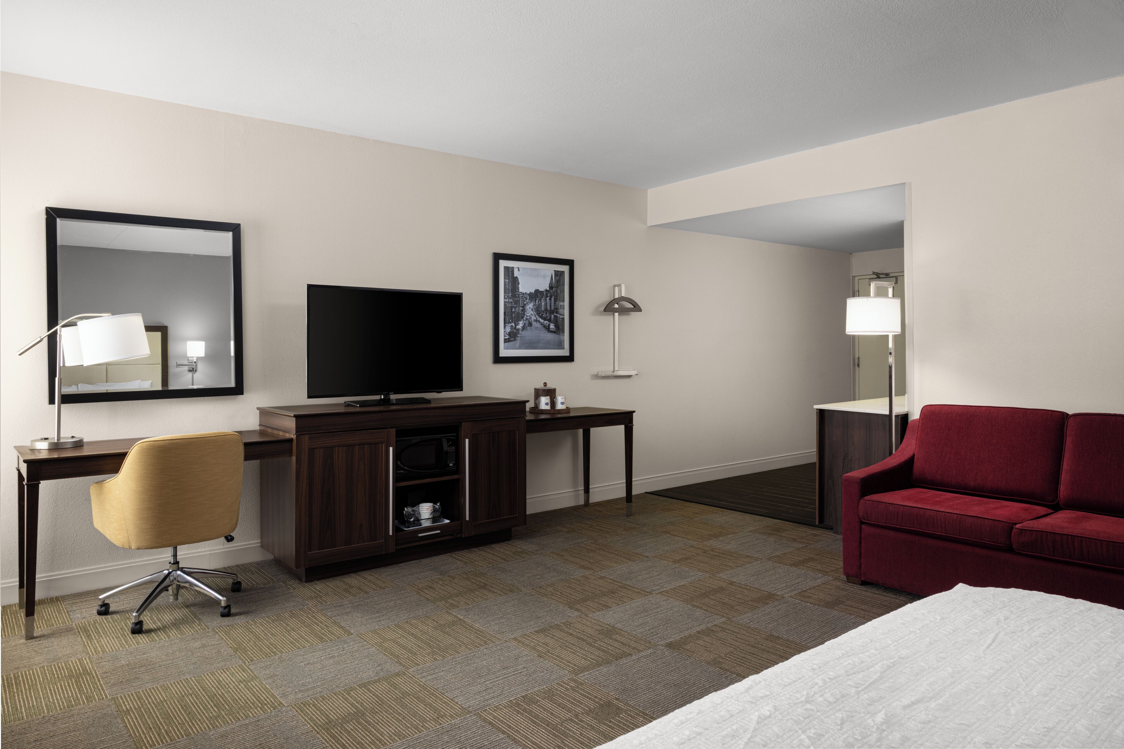Studio Suite, 1 King Bed, Refrigerator & Microwave (Wet Bar) | Hypo-allergenic bedding, desk, blackout drapes, soundproofing