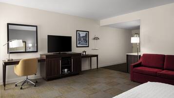 Studio Suite, 1 King Bed, Refrigerator & Microwave (Wet Bar) | Hypo-allergenic bedding, desk, blackout drapes, soundproofing