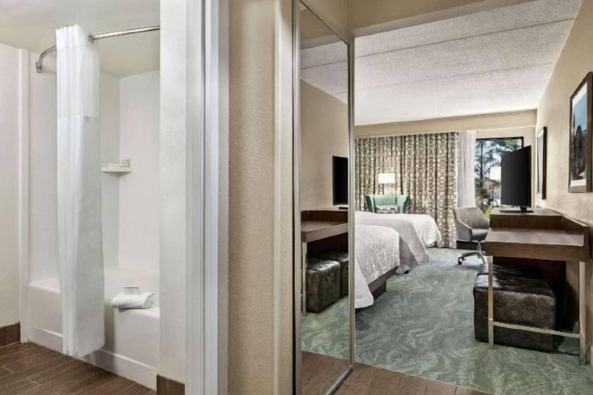 Hochwertige Bettwaren, Tempur-Pedic-Betten, Zimmersafe, Schreibtisch