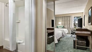Quarto, 2 camas Queen, para não fumantes | Roupas de cama premium, camas Tempur-Pedic, cofres nos quartos
