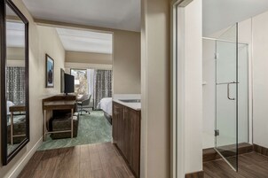 Deluxe Room, 1 King Bed, Non Smoking | Premium bedding, Tempur-Pedic beds, in-room safe, desk