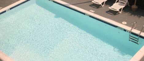 Udendørs pool, åben fra kl. 10.00 til kl. 22.00, liggestole